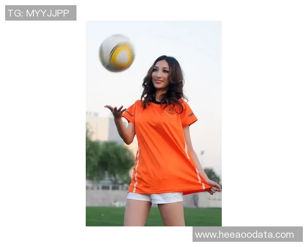 足球明星复古风格照片展现女生魅力与激情的完美结合