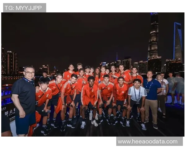 足球明星齐聚一堂的精彩合体照片展现球场魅力与友谊的瞬间 足球明星齐聚一堂的精彩合体照片展现球场魅力与友谊的瞬间